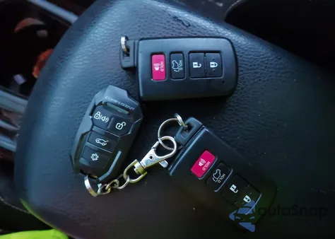 2017 Toyota Rav4 Xle z USA, uszkodzony, nr VIN JTMRFREV9HJ151097